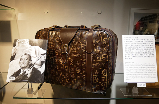 サルバドールダリによる「ダリグラム」のプリントのオーバーナイトバッグ