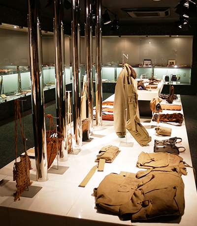 参考館の内部。軍服と背嚢なども参考に展示されている