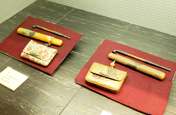 江戸時代の煙草入れ。左のものは玉虫を模した金具がついている