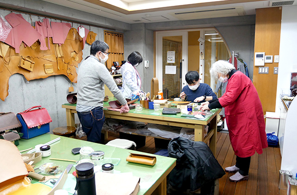 野谷久仁子さんの二階の手縫いカバン教室の風景