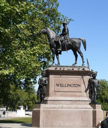 ロンドンにあるブーツを履いたウエリントン将軍の騎馬像