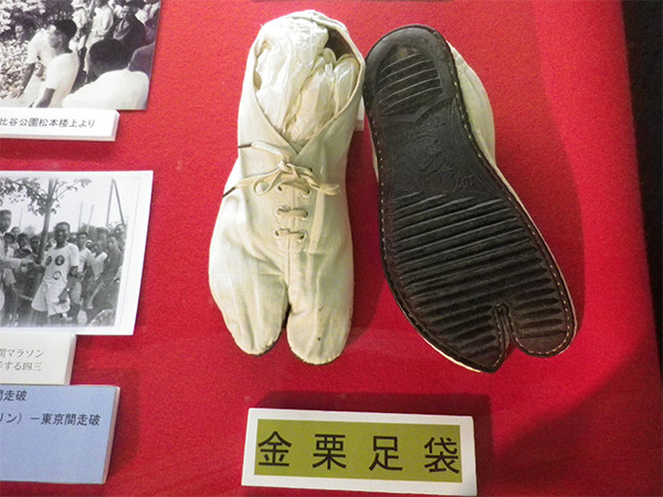 故郷の熊本・玉名歴史博物館に展示される金栗足袋