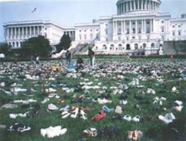 死者を悼んだり、政治への抗議などに靴を並べて行うサイレントマーチ