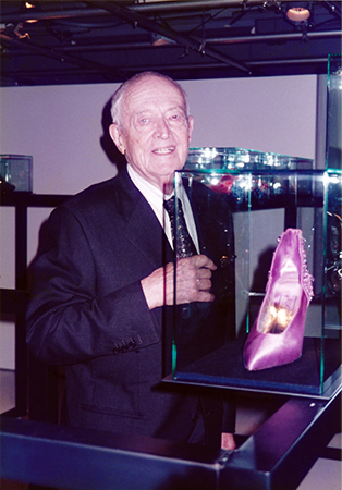 婦人靴デザイナーとして世界をリードしたロジェ・ヴィヴィエ（1907－1998）