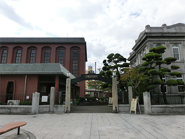 日本で唯一の靴履物総合博物館として誕生した「日本はきもの博物館」。現在は福山市が「あしあとスクエア・松永はきもの資料館」として管理運営する